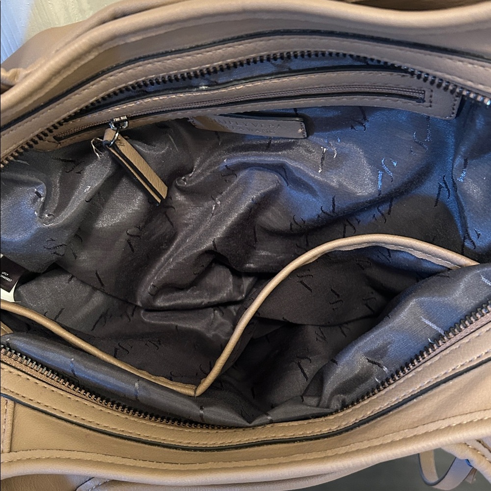 Simply Vera Wang 100 % leather purse - Picture 5 of 11